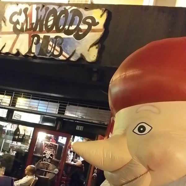Foto tirada no(a) Elwoods Gastro Pub por Rolland B. em 8/14/2014