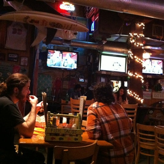 Photo prise au Sandbar Sports Grill par Chelly L. le12/13/2012