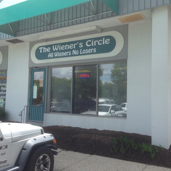 รูปภาพถ่ายที่ The Wiener&#39;s Circle โดย A.d. W. เมื่อ 5/16/2014