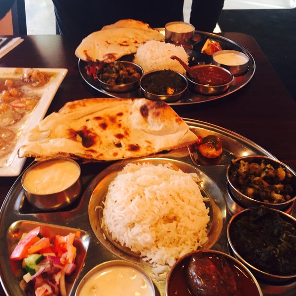 Foto tirada no(a) Phulkari Punjabi Kitchen por Lady N. em 4/15/2015