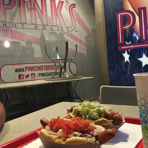 Das Foto wurde bei Pink&#39;s Hot Dogs von Naithe G. am 5/20/2018 aufgenommen
