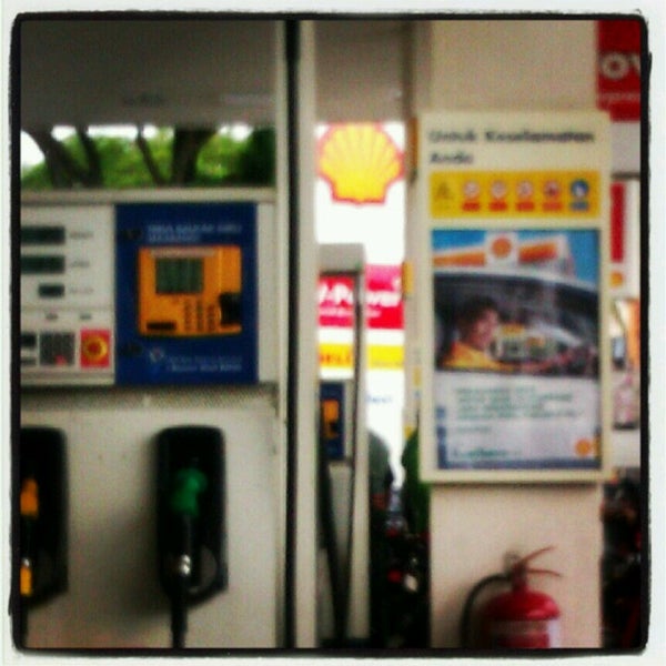 Photo taken at Shell by Norazeen A. on 10/14/2012