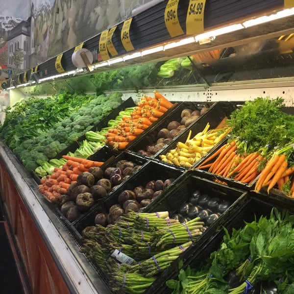 Super Fresh Market Department Store in Waukegan