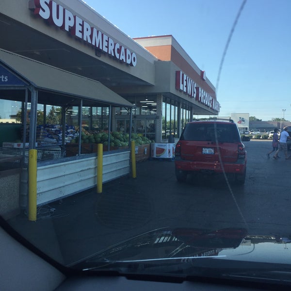 Lewis Produce Market Tienda de comestibles en Waukegan