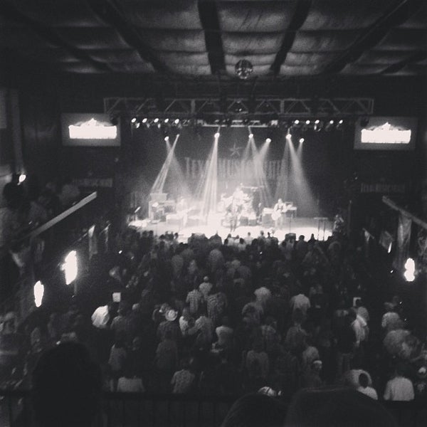 Foto diambil di Texas Music Theater oleh Ryan H. pada 4/29/2013