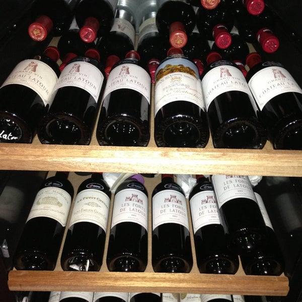 Foto diambil di Vintage Wine Cellar oleh Rodrigue pada 2/1/2013