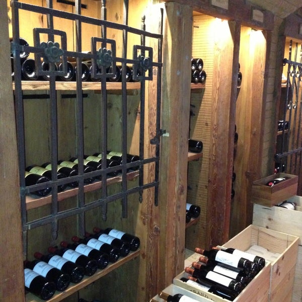 2/1/2013에 Rodrigue님이 Vintage Wine Cellar에서 찍은 사진