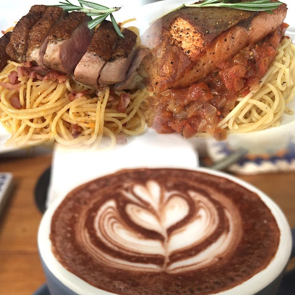 Love how they handle the pan seared Salmon. Salted egg yolk duck pasta is way too dry, not to my liking. Hot chocolate is rather mediocre. A cozy place with vintage stuffs.