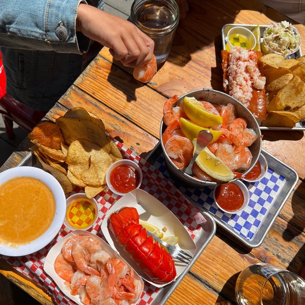 Foto scattata a New England Lobster Market &amp; Eatery da Edgar A. il 4/29/2023