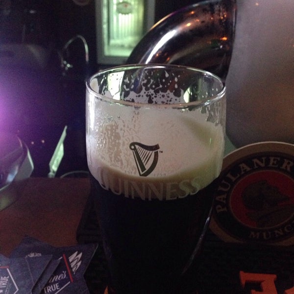 Foto tomada en Harat&#39;s Irish Pub  por Artem T. el 9/20/2014