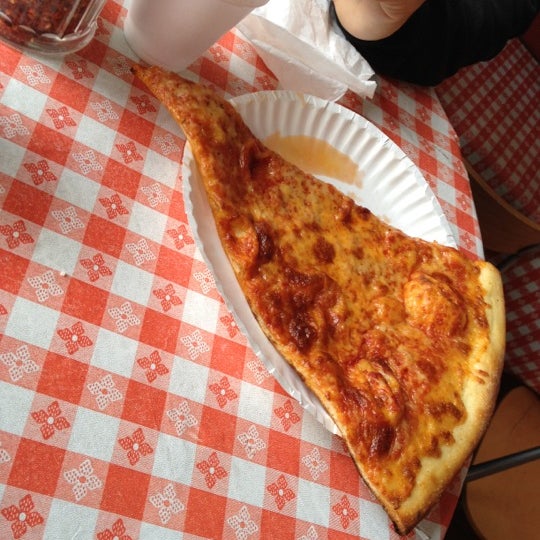 Снимок сделан в Uncle Rocco’s Famous NY Pizza пользователем Kayli L. 10/12/2012
