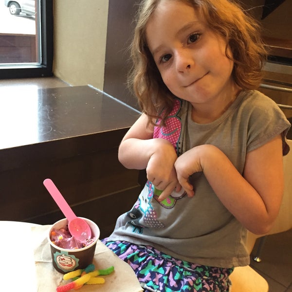 5/17/2015에 Eric O.님이 Yo Mama! Frozen Yogurt &amp; Goodies에서 찍은 사진