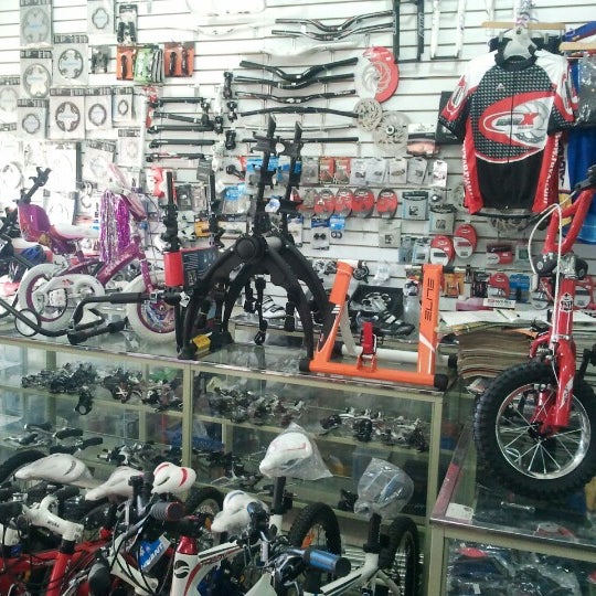 รูปภาพถ่ายที่ Bicicletas Flirg โดย Jose P. เมื่อ 11/30/2012