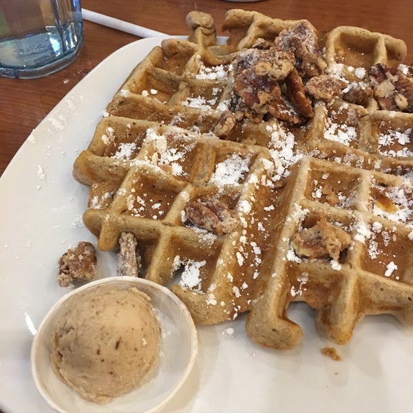 Photo taken at Dame&#39;s Chicken &amp; Waffles by Honey K. on 2/17/2018
