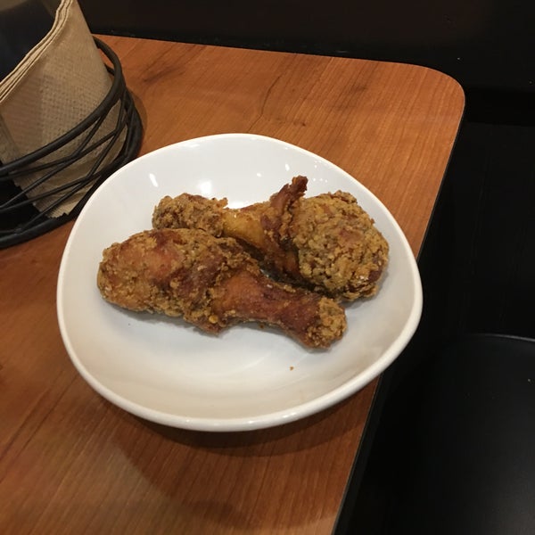 2/17/2018 tarihinde Honey K.ziyaretçi tarafından Dame&#39;s Chicken &amp; Waffles'de çekilen fotoğraf