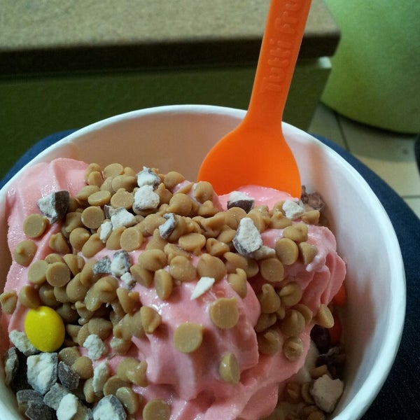 Das Foto wurde bei Tutti Frutti Frozen Yogurt von Anna M. am 9/19/2013 aufgenommen