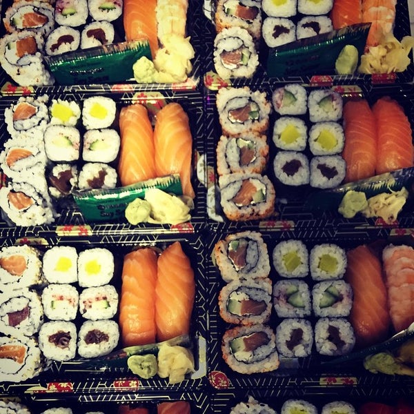 Foto diambil di Edo Sushi oleh Tomo H. pada 12/4/2014
