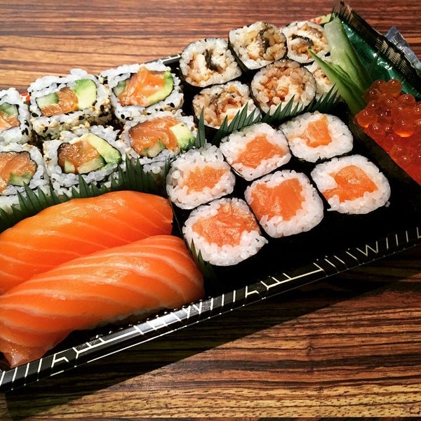 Foto tirada no(a) Edo Sushi por Tomo H. em 12/20/2014