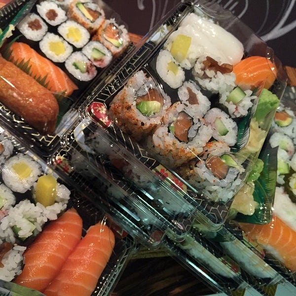 Foto tirada no(a) Edo Sushi por Tomo H. em 10/30/2014
