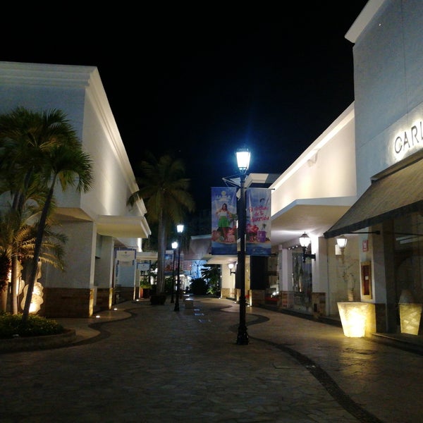รูปภาพถ่ายที่ La Isla Acapulco Shopping Village โดย Mariel J. เมื่อ 4/1/2019