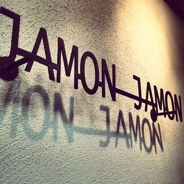 Foto tirada no(a) Jamon Jamon por Michael O. em 6/22/2013