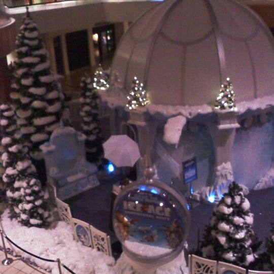 Foto tirada no(a) Northlake Mall por ♔ Princess Laurel K. em 12/24/2012