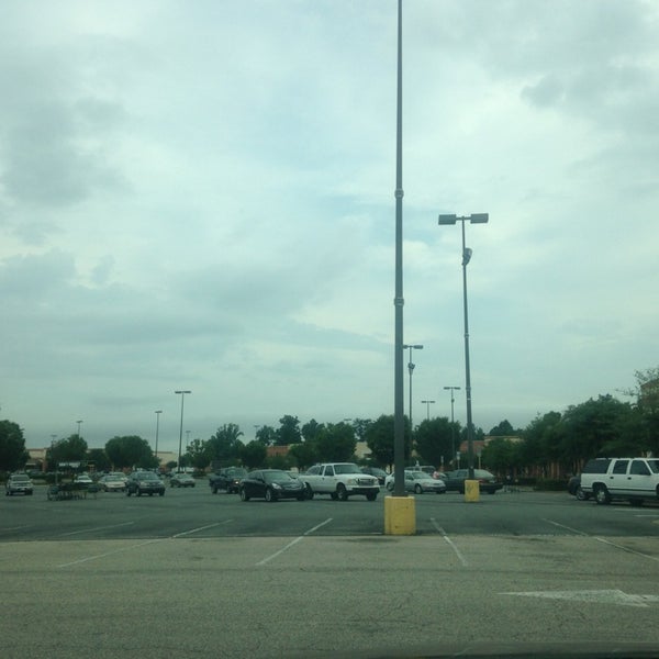 Northcross Shopping Center Shopping Mall in Huntersville