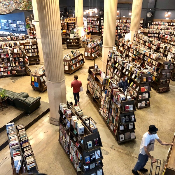 รูปภาพถ่ายที่ The Last Bookstore โดย Tiffany เมื่อ 10/28/2021
