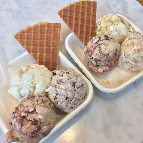 Снимок сделан в Jeni&#39;s Splendid Ice Creams пользователем Tiffany 7/4/2017