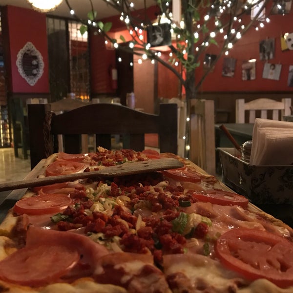 Снимок сделан в Mateo&#39;s Pizza &amp; Artesanal пользователем Daniel L. 2/10/2018