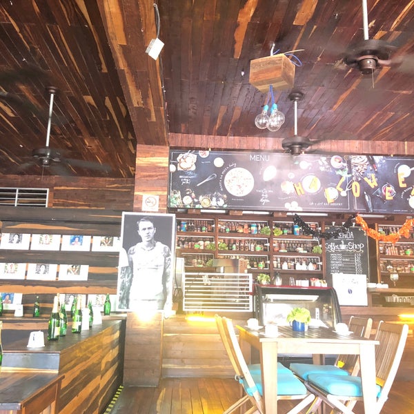 Бесплатный бар. Угол владимирского и невского тайм бар. Включи бар 1. Включи бар 1. Паб  олд верфи жёлтого цвета.