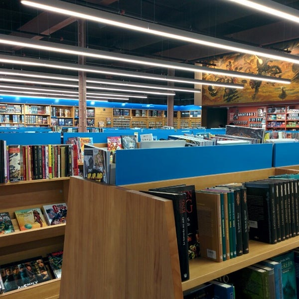 Foto diambil di Librería Gigamesh oleh Alex H. pada 5/10/2014