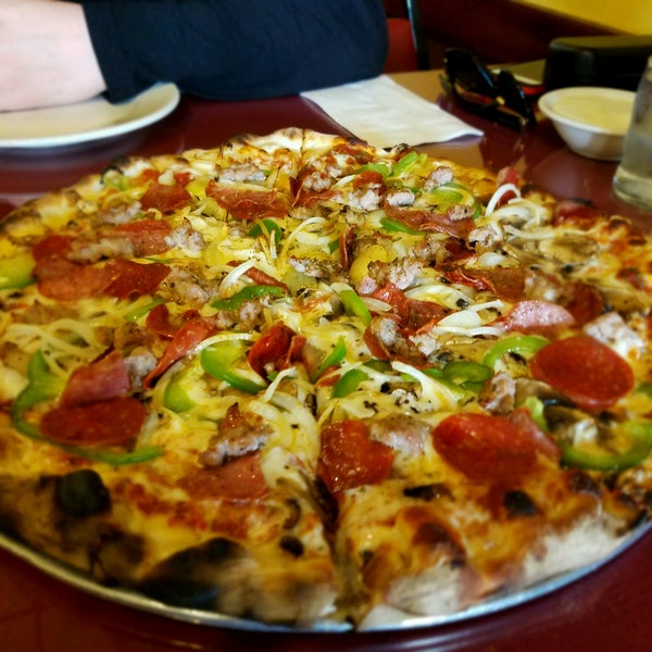 Снимок сделан в Victor&#39;s Pizza пользователем Richmark 2/13/2017