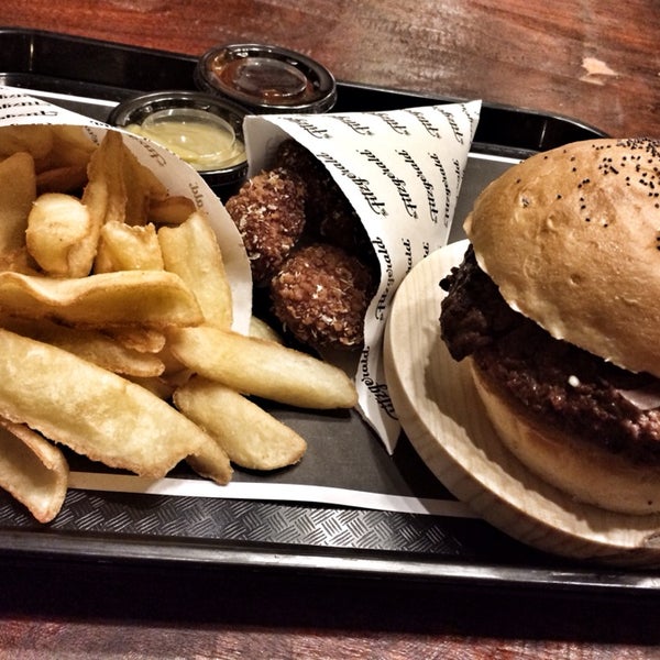 Foto diambil di The Fitzgerald Burger Company oleh Iván G. pada 2/9/2014