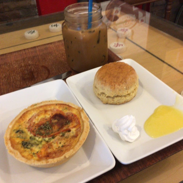 Das Foto wurde bei Dong Po Colonial Cafe | 東坡茶室 von panichag am 11/12/2016 aufgenommen