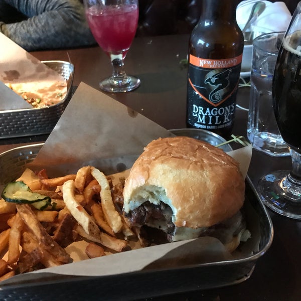 Foto scattata a Highland Tap and Burger da Trac N. il 6/1/2017