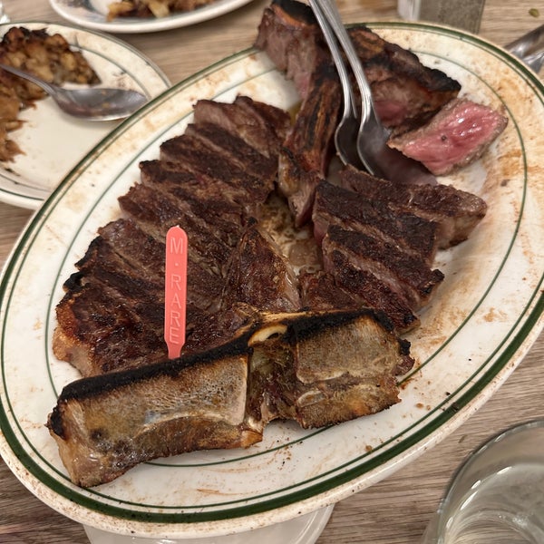 รูปภาพถ่ายที่ Peter Luger Steak House โดย Trac N. เมื่อ 9/5/2023