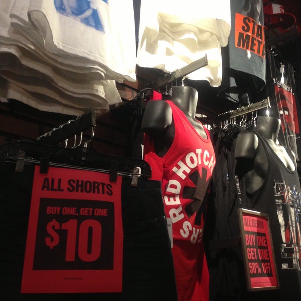 Hot Topic (Now Closed) - Stonestown - San Francisco, CA