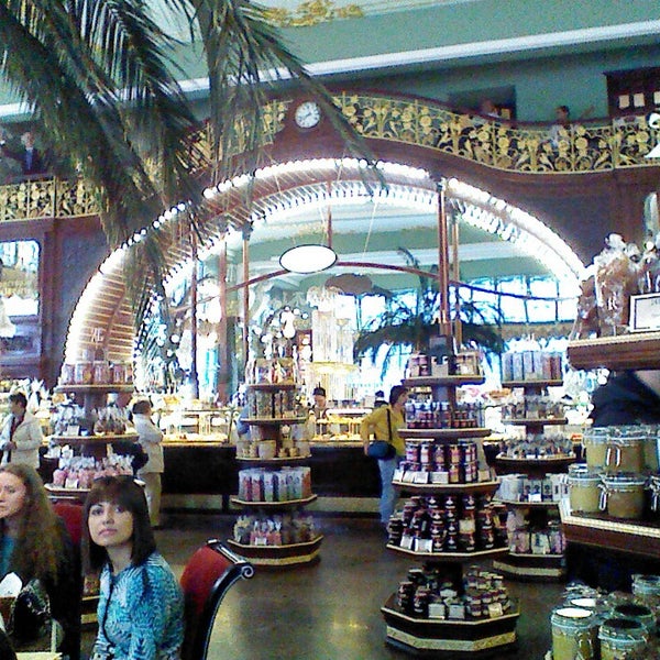 6/12/2013にRoxana V.がEliseevs Merchants&#39; Shopで撮った写真