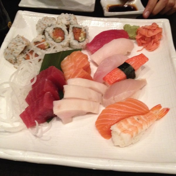 Foto diambil di Sushi Hana Fusion Cuisine oleh Shanaly D. pada 1/9/2014