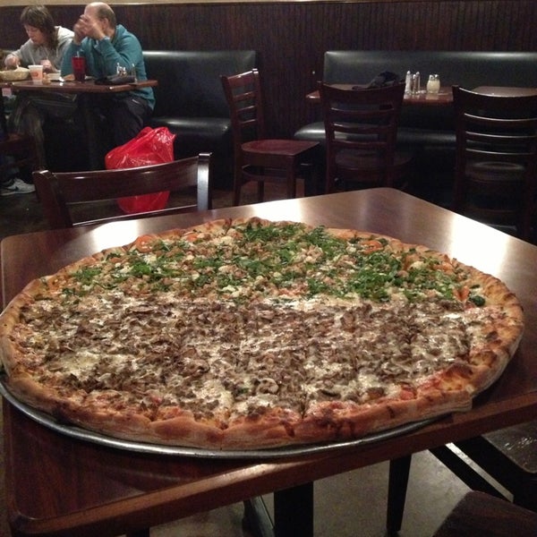 Foto tirada no(a) Russo&#39;s New York Pizzeria por Shanaly D. em 3/2/2013