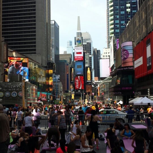 รูปภาพถ่ายที่ Solstice In Times Square โดย Godwin S. เมื่อ 6/21/2014