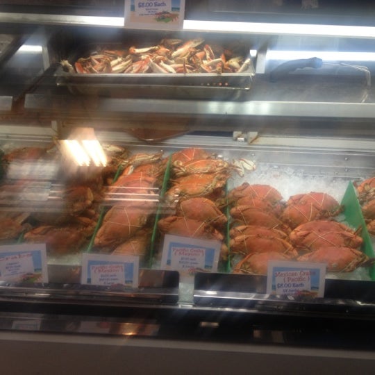 Foto scattata a Blue Claw Seafood &amp; Crab Eatery da Kojak B. il 12/2/2012