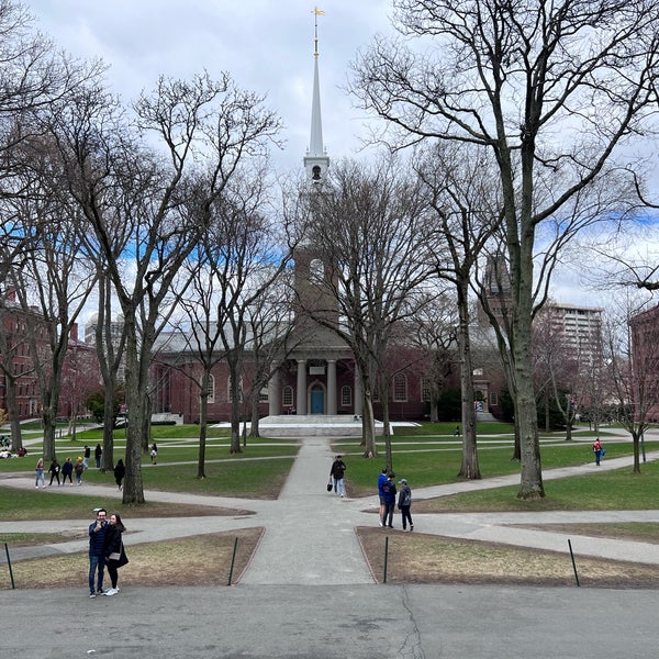 Foto tirada no(a) Harvard Square por Meilissa em 4/8/2022