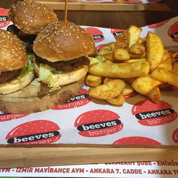 Foto tomada en Beeves Burger &amp; Steakhouse  por Seda B. el 9/8/2015