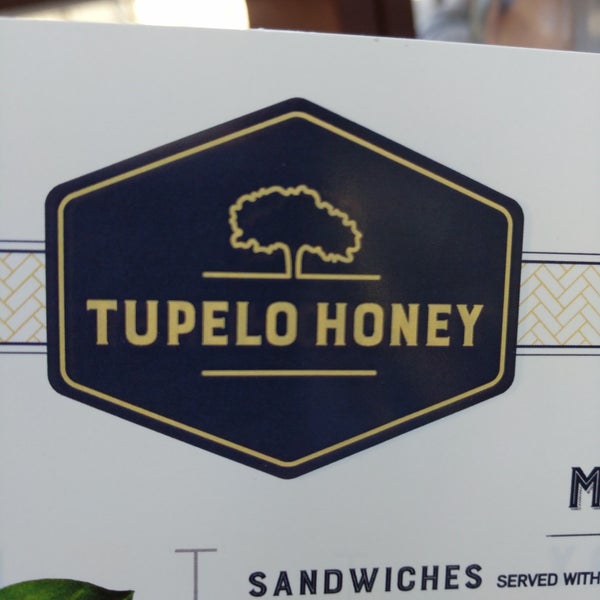 รูปภาพถ่ายที่ Tupelo Honey โดย Mike P. เมื่อ 9/21/2018
