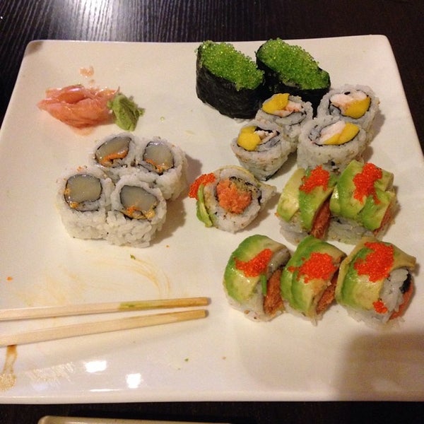 Foto tirada no(a) Sushi Bar por Dee A. em 7/22/2014