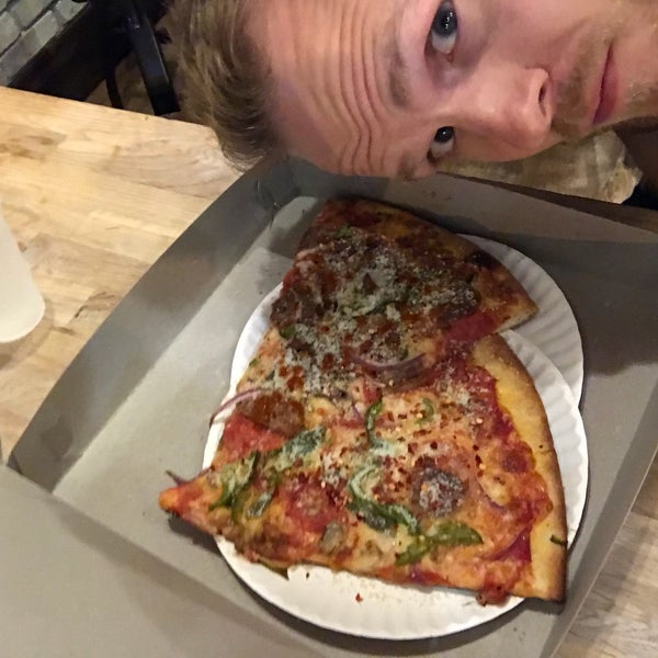 10/25/2017 tarihinde Craig L.ziyaretçi tarafından Wiseguy NY Pizza'de çekilen fotoğraf