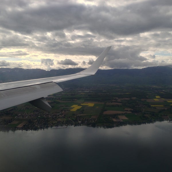 รูปภาพถ่ายที่ Aéroport de Genève Cointrin (GVA) โดย Roman T. เมื่อ 5/11/2013
