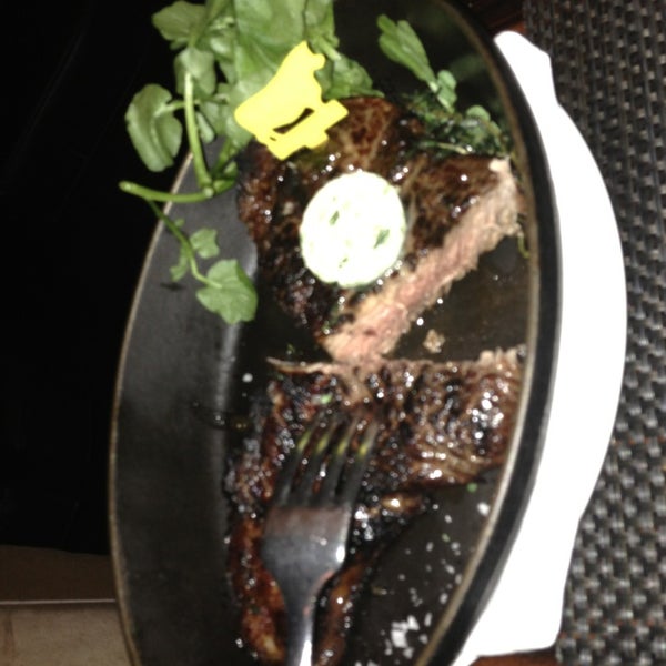 Foto scattata a BLT Steak da Tory S. il 2/26/2013